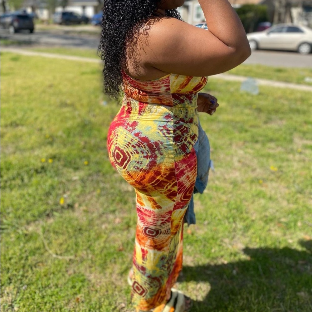 Cute midi dress. Colors pop!
